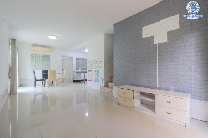 *****ทาวน์เฮ้าส์มือสองย่านนนทบุรี ม.พฤกษาวิลล์28 วงแหวน-รัตนาธิเบศร์ #หลังมุม เนื้อที่เยอะเกือบเท่าบ้านแฝดถึง 34.7 ตร.ว. ฟังก์ชัน 3 ห้องนอน 2 ห้องน้ำ 1 ที่จอดรถ ต่อเติมห้องอเนประสงค์, ครัว และหลังคาโรงรถเรียบร้อยแล้ว บนทำเลเยี่ยมเพียง 8 นาทีก็ถึงรถไฟฟ้าสายสีม่วง "สถานีตลาดบางใหญ่"